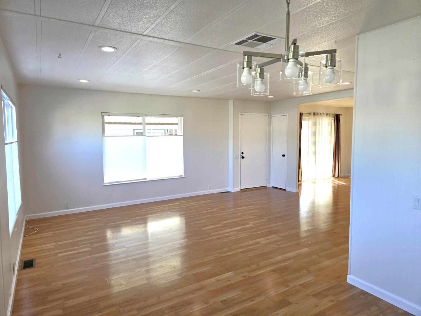 Detail Gallery Image 6 of 37 For 559 Mountain Home Dr #559,  San Jose,  CA 95136 - 3 Beds | 2 Baths