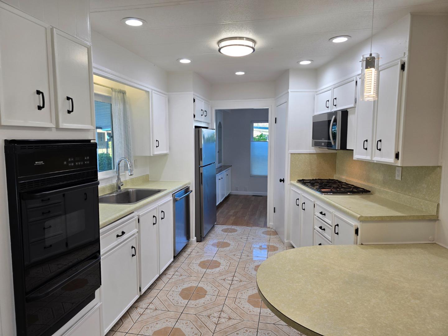 Detail Gallery Image 9 of 37 For 559 Mountain Home Dr #559,  San Jose,  CA 95136 - 3 Beds | 2 Baths