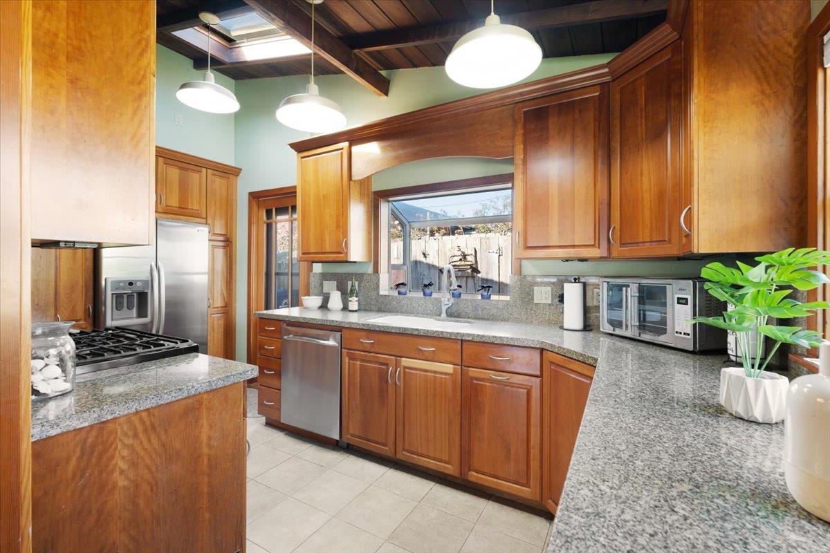 Detail Gallery Image 5 of 41 For 501 Pine Street, Aptos,  CA 95003 - 3 Beds | 3 Baths