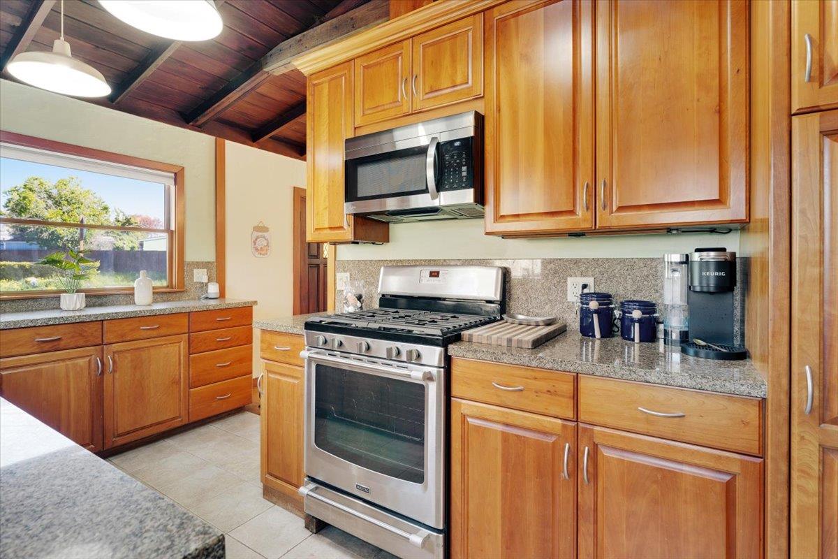 Detail Gallery Image 8 of 41 For 501 Pine Street, Aptos,  CA 95003 - 3 Beds | 3 Baths