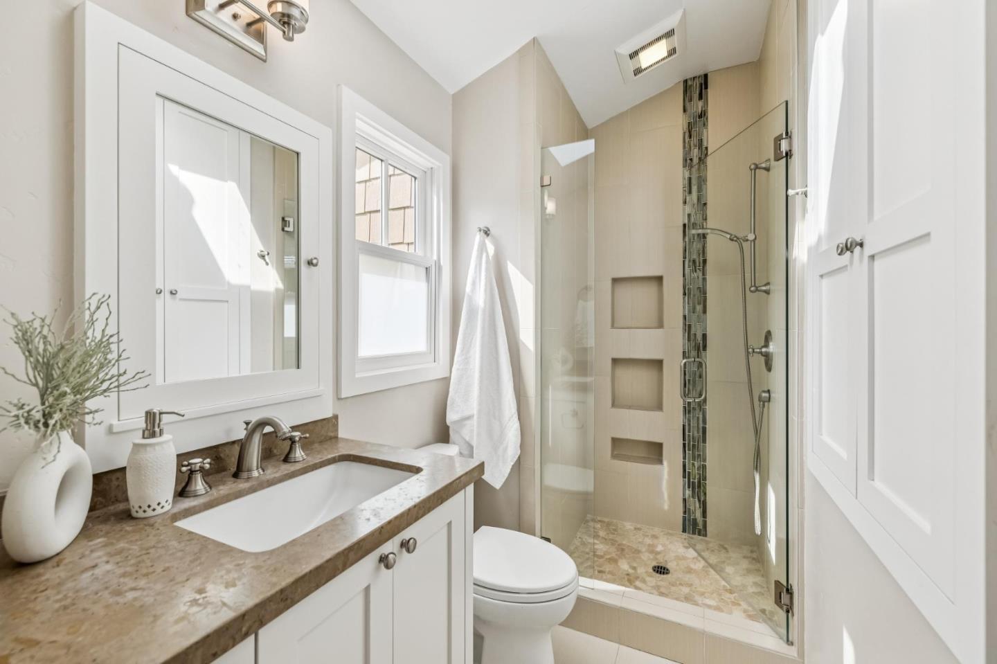 Detail Gallery Image 12 of 18 For 626 Central Ave, Menlo Park,  CA 94025 - 4 Beds | 3 Baths