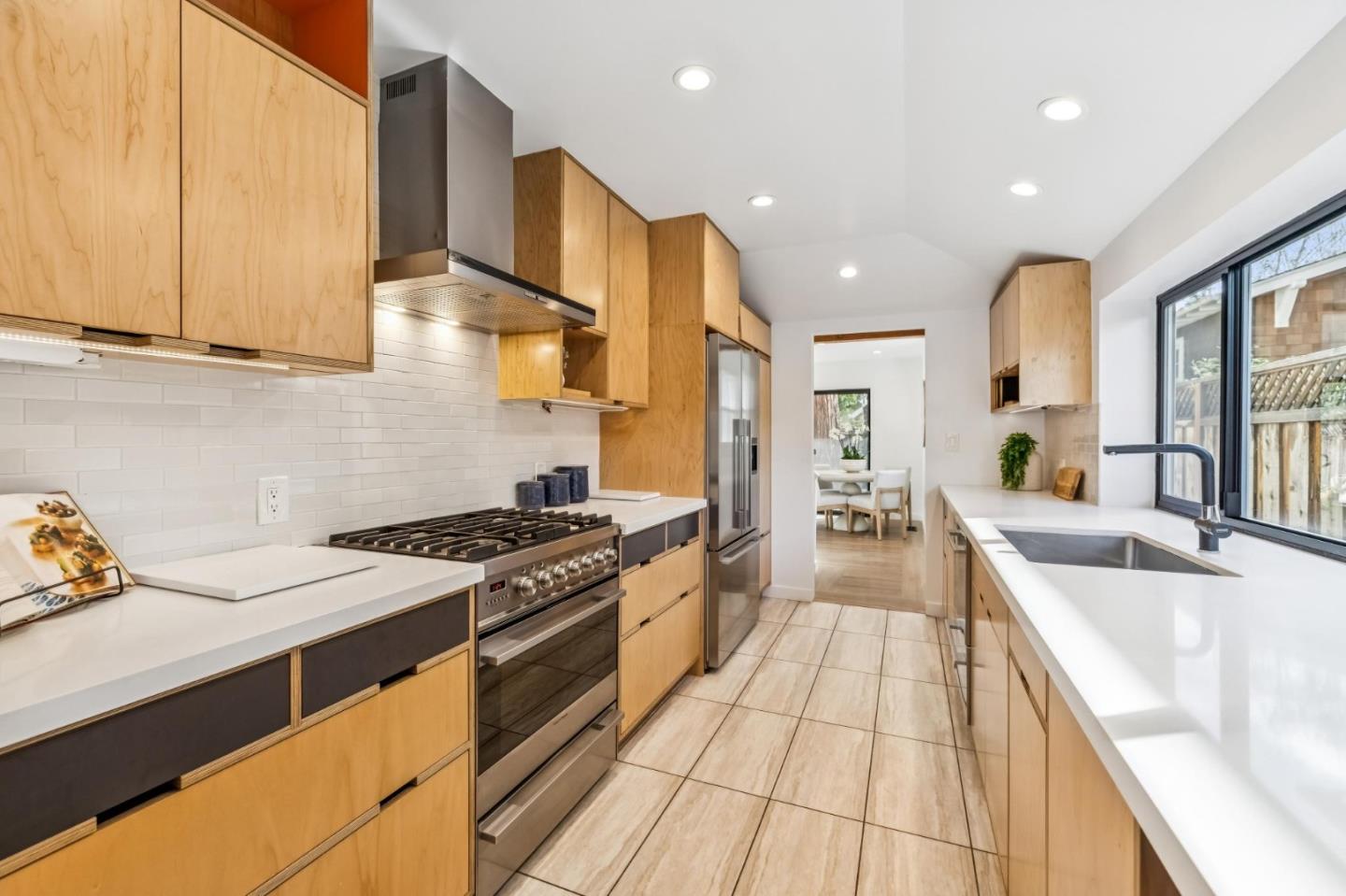 Detail Gallery Image 5 of 18 For 626 Central Ave, Menlo Park,  CA 94025 - 4 Beds | 3 Baths