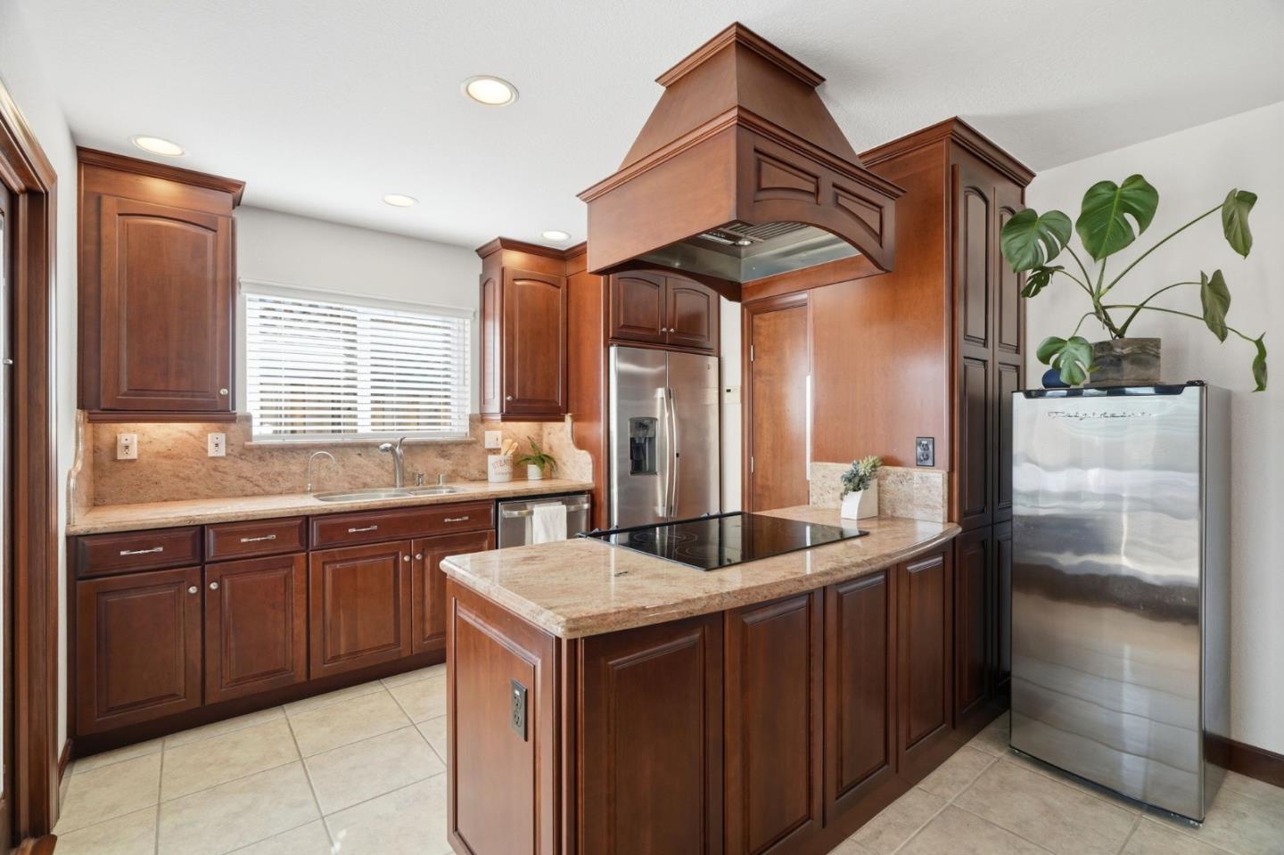 Detail Gallery Image 7 of 55 For 211 Beegum Way, San Jose,  CA 95123 - 6 Beds | 4 Baths