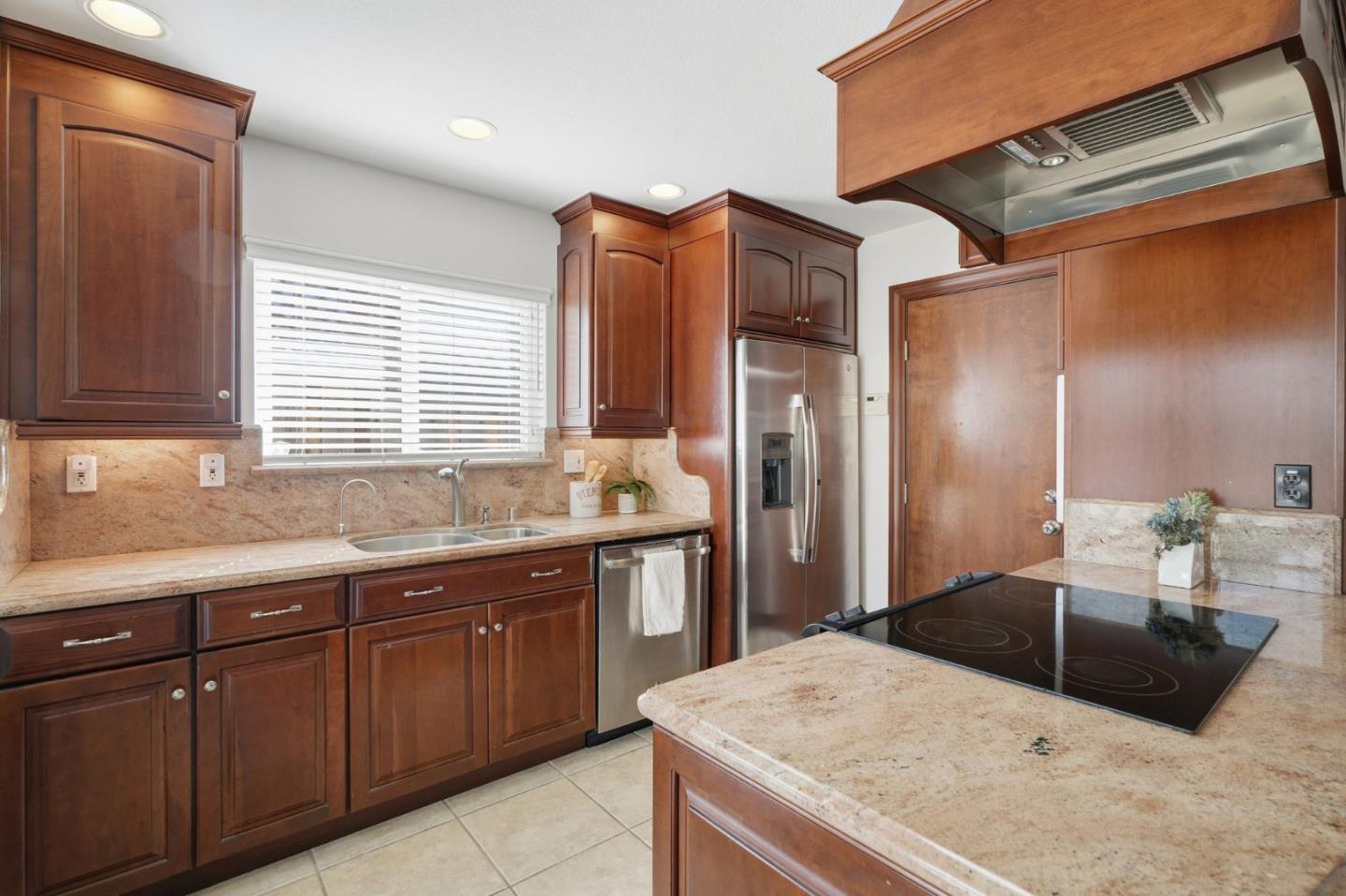 Detail Gallery Image 8 of 55 For 211 Beegum Way, San Jose,  CA 95123 - 6 Beds | 4 Baths