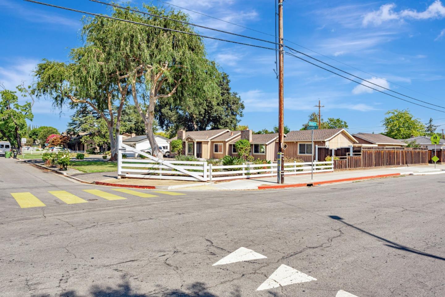 Detail Gallery Image 3 of 38 For 2598 Cottle Ave, San Jose,  CA 95125 - 3 Beds | 2/1 Baths