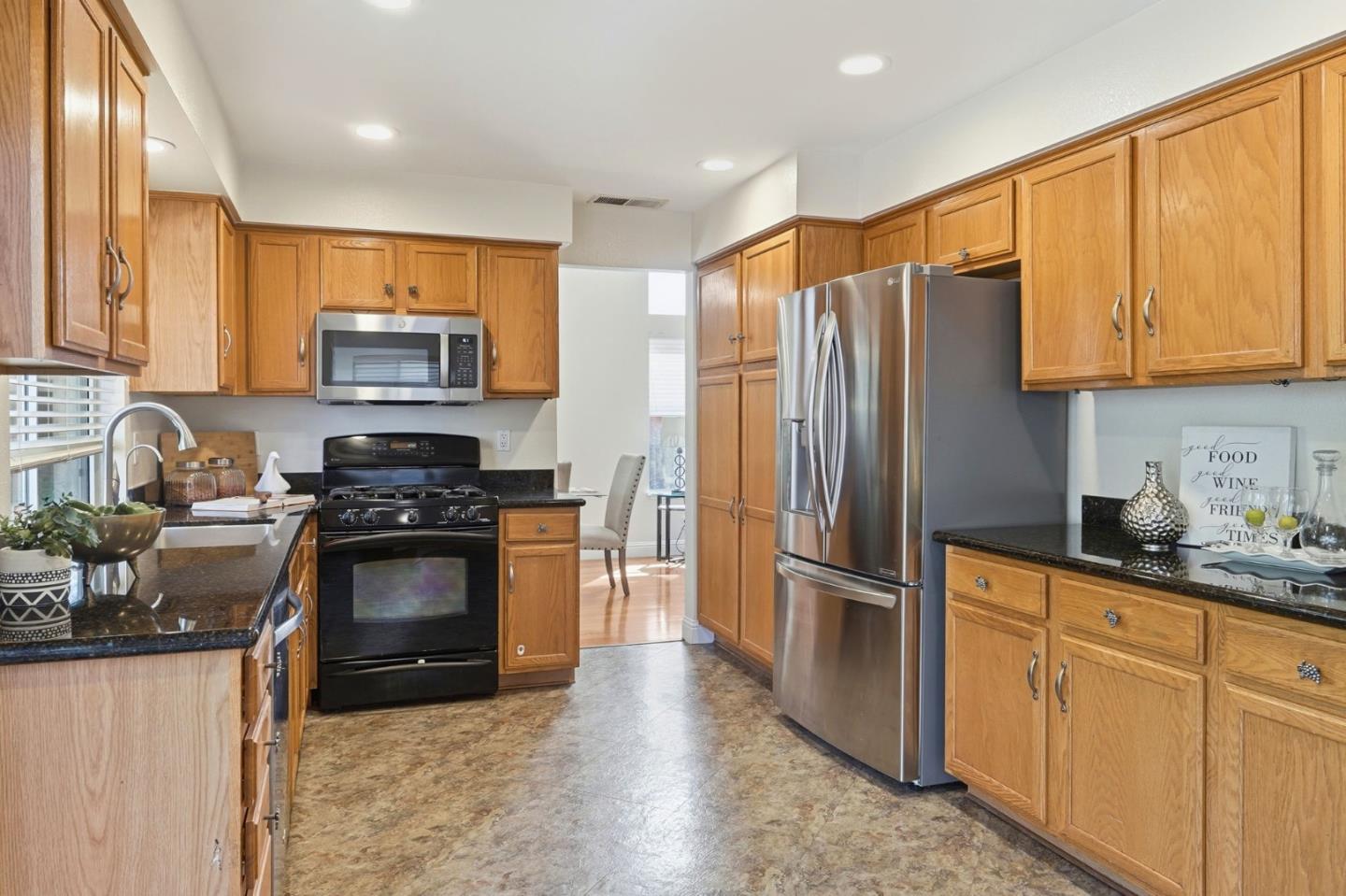 Detail Gallery Image 12 of 40 For 6277 Ginashell Cir, San Jose,  CA 95119 - 4 Beds | 3 Baths