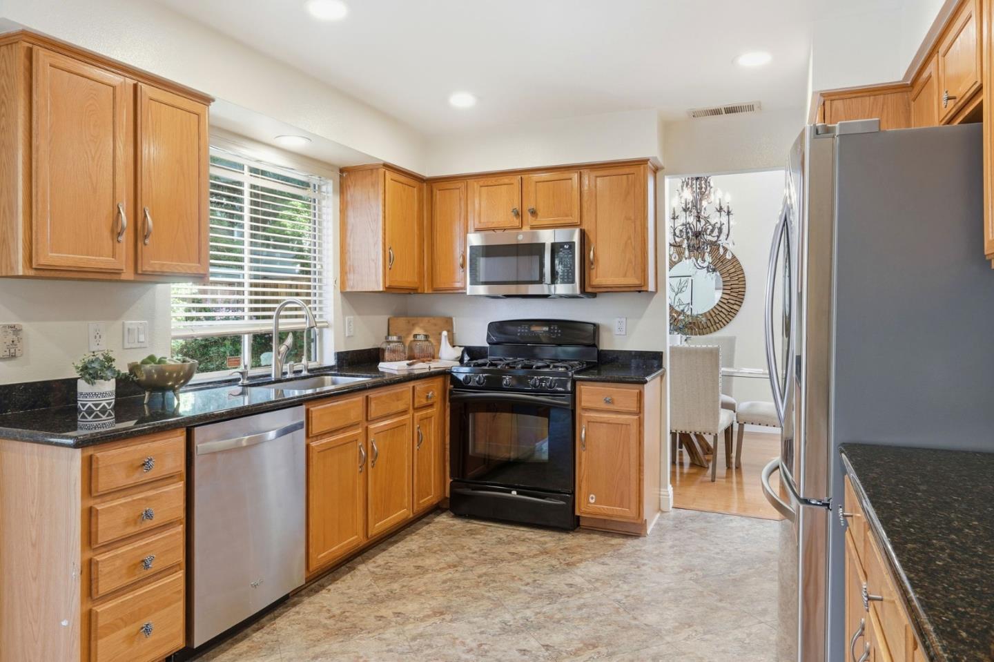 Detail Gallery Image 14 of 40 For 6277 Ginashell Cir, San Jose,  CA 95119 - 4 Beds | 3 Baths