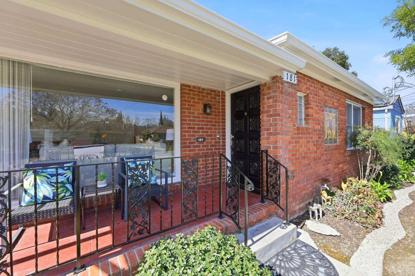 Detail Gallery Image 5 of 47 For 181 Cleaves Ave, San Jose,  CA 95126 - 4 Beds | 3/1 Baths