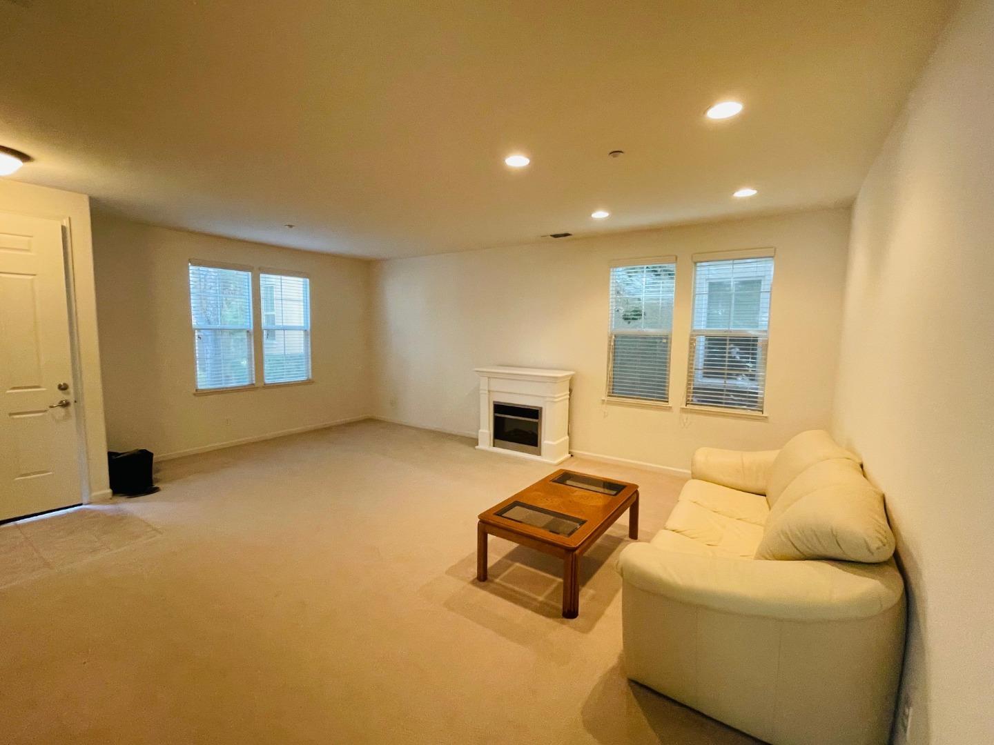 Detail Gallery Image 5 of 22 For 1016 Sallie Ln, Tracy,  CA 95376 - 4 Beds | 2/1 Baths