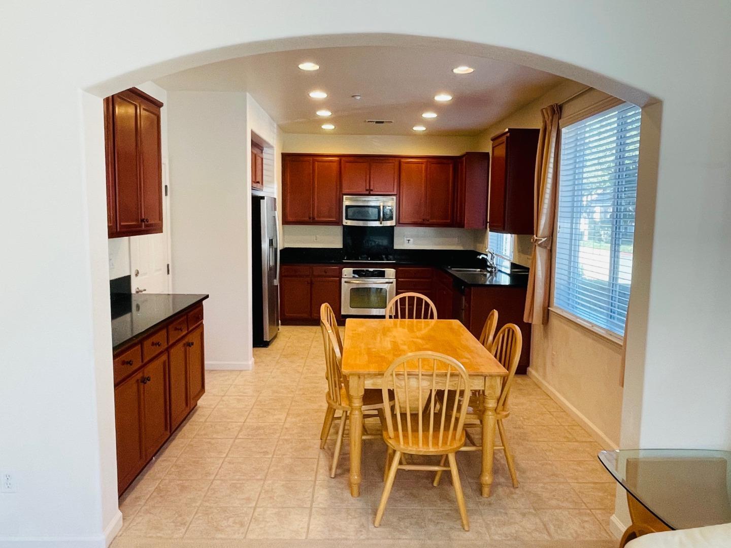 Detail Gallery Image 6 of 22 For 1016 Sallie Ln, Tracy,  CA 95376 - 4 Beds | 2/1 Baths