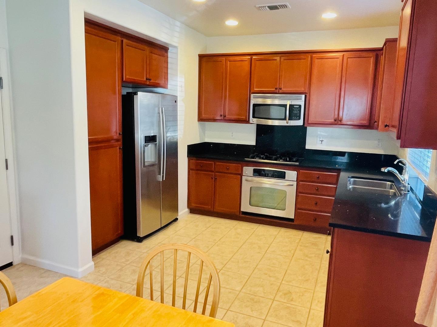 Detail Gallery Image 7 of 22 For 1016 Sallie Ln, Tracy,  CA 95376 - 4 Beds | 2/1 Baths