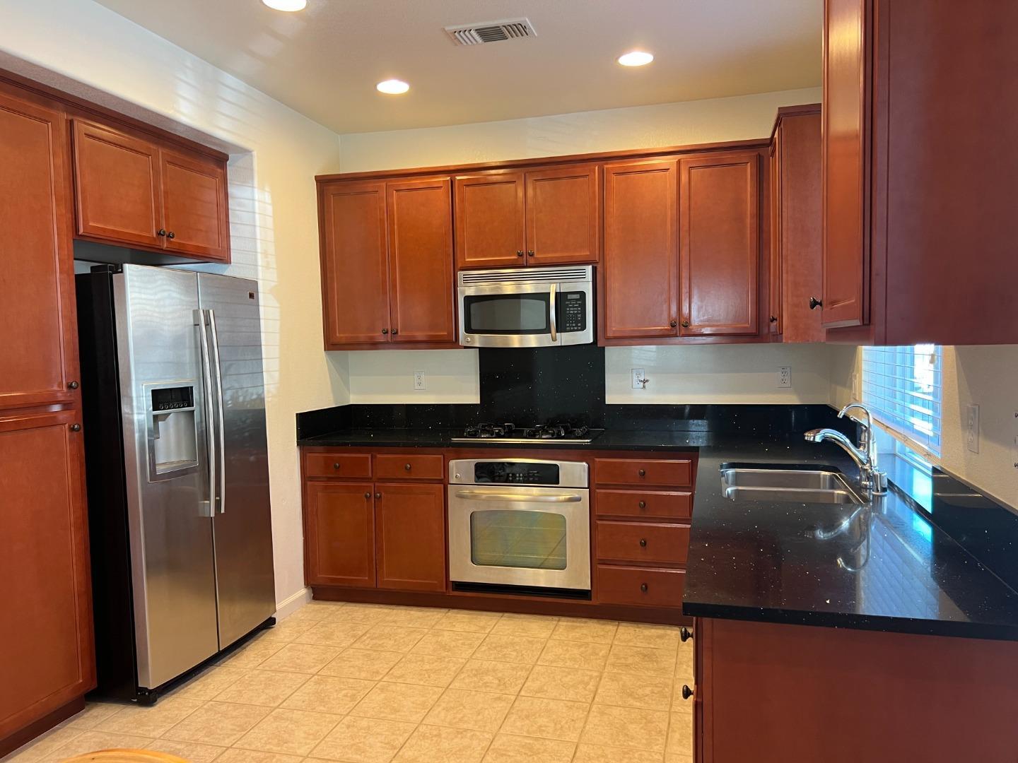 Detail Gallery Image 8 of 22 For 1016 Sallie Ln, Tracy,  CA 95376 - 4 Beds | 2/1 Baths