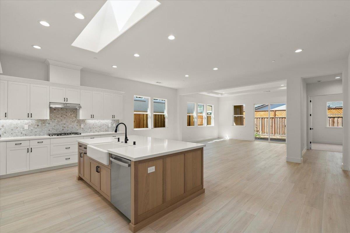 Detail Gallery Image 2 of 13 For 2112 Red Oak Dr, Hollister,  CA 95023 - 2 Beds | 2 Baths