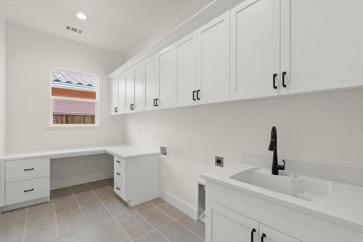 Detail Gallery Image 5 of 13 For 2112 Red Oak Dr, Hollister,  CA 95023 - 2 Beds | 2 Baths