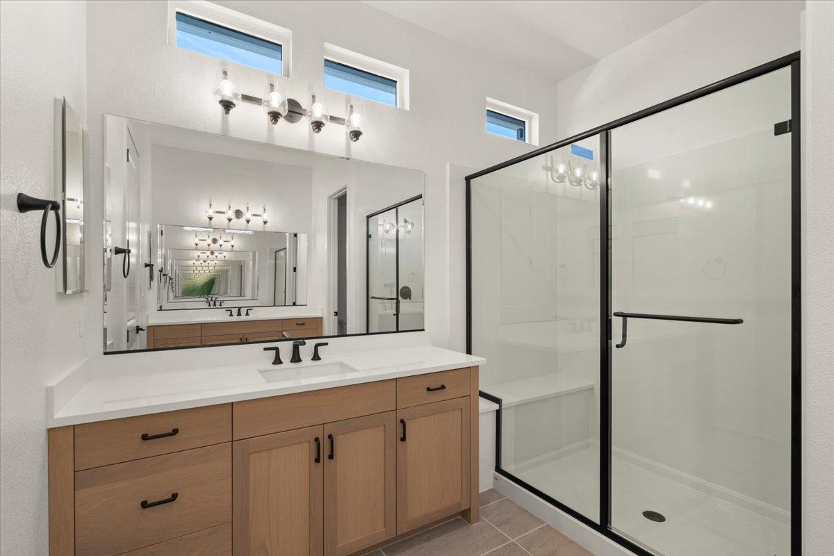 Detail Gallery Image 6 of 13 For 2112 Red Oak Dr, Hollister,  CA 95023 - 2 Beds | 2 Baths