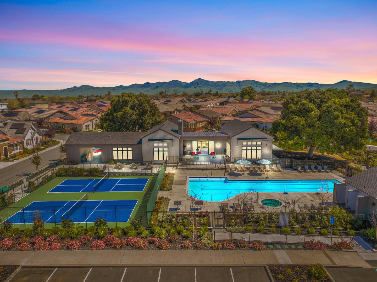 Detail Gallery Image 7 of 13 For 2112 Red Oak Dr, Hollister,  CA 95023 - 2 Beds | 2 Baths