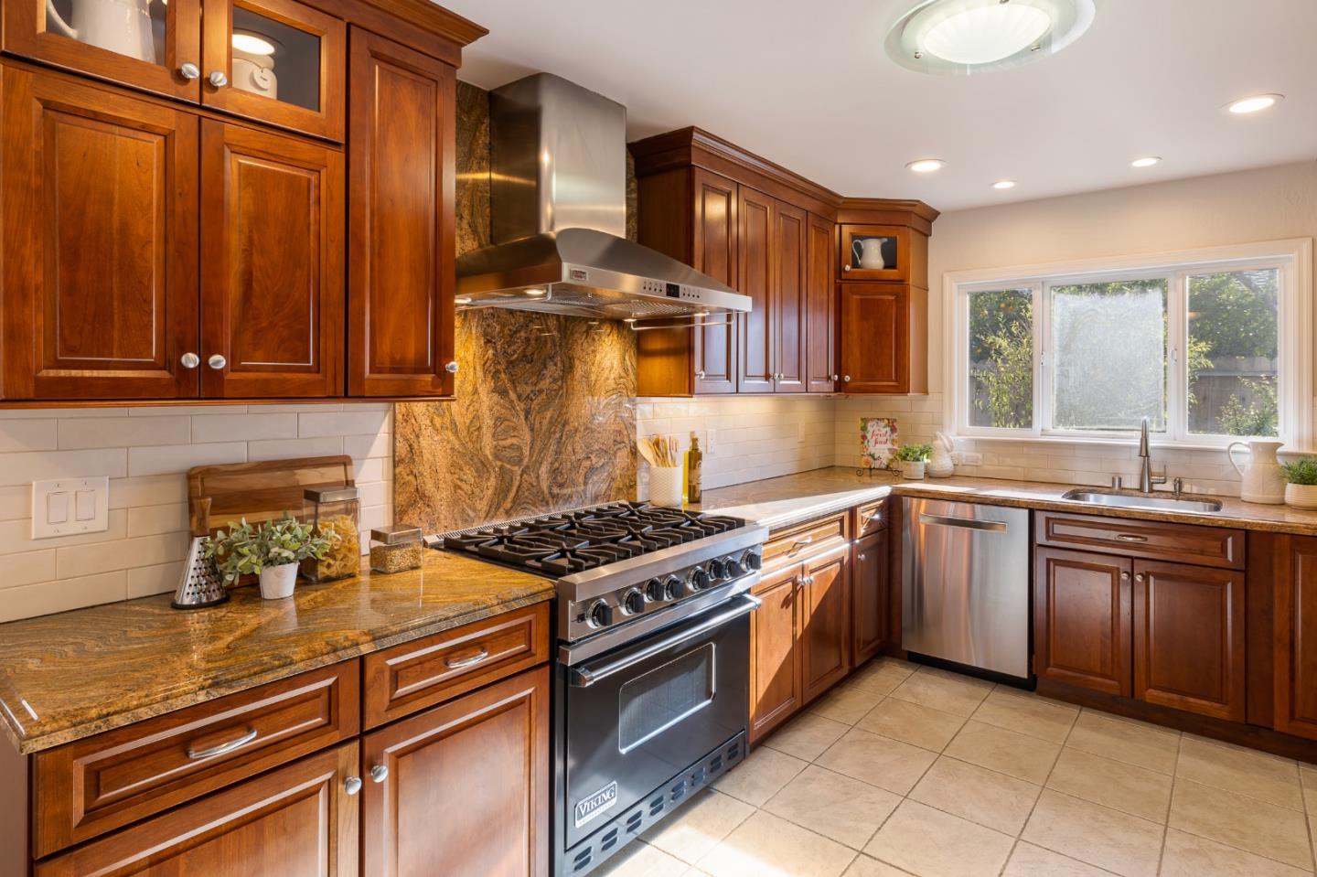 Detail Gallery Image 4 of 25 For 439 Valencia Dr, Los Altos,  CA 94022 - 4 Beds | 2/1 Baths