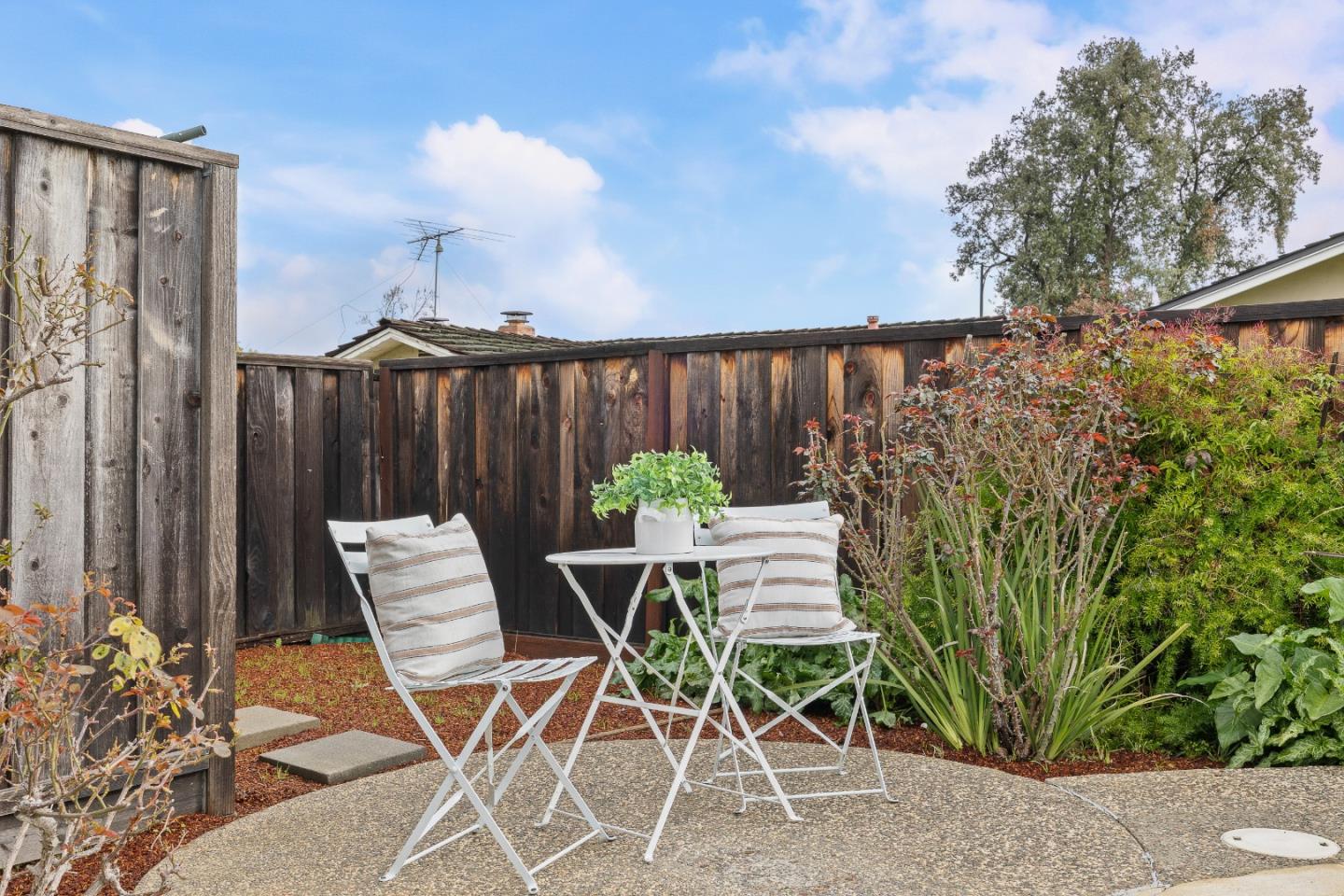 Detail Gallery Image 14 of 27 For 1668 Lachine Dr, Sunnyvale,  CA 94087 - 4 Beds | 2 Baths