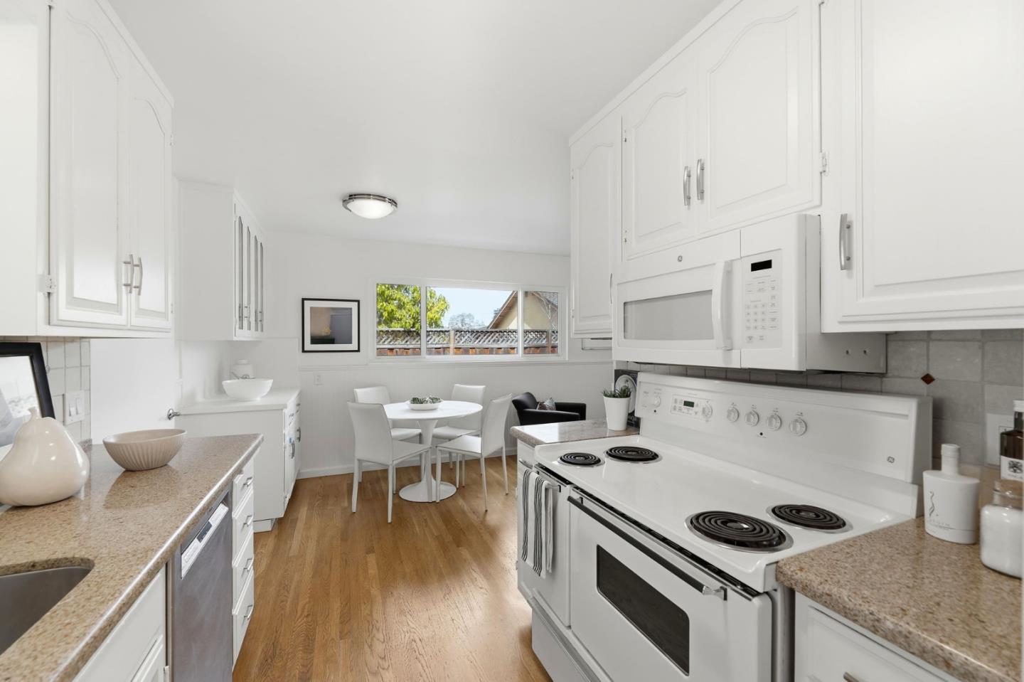 Detail Gallery Image 10 of 32 For 1717 Peartree Ln, Mountain View,  CA 94040 - 4 Beds | 2 Baths