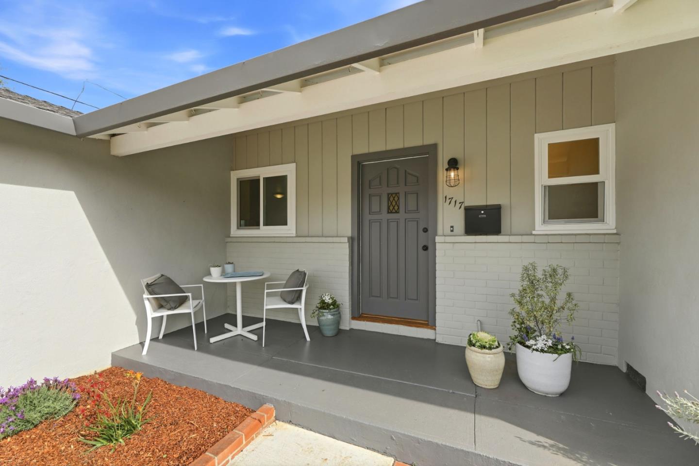 Detail Gallery Image 4 of 32 For 1717 Peartree Ln, Mountain View,  CA 94040 - 4 Beds | 2 Baths