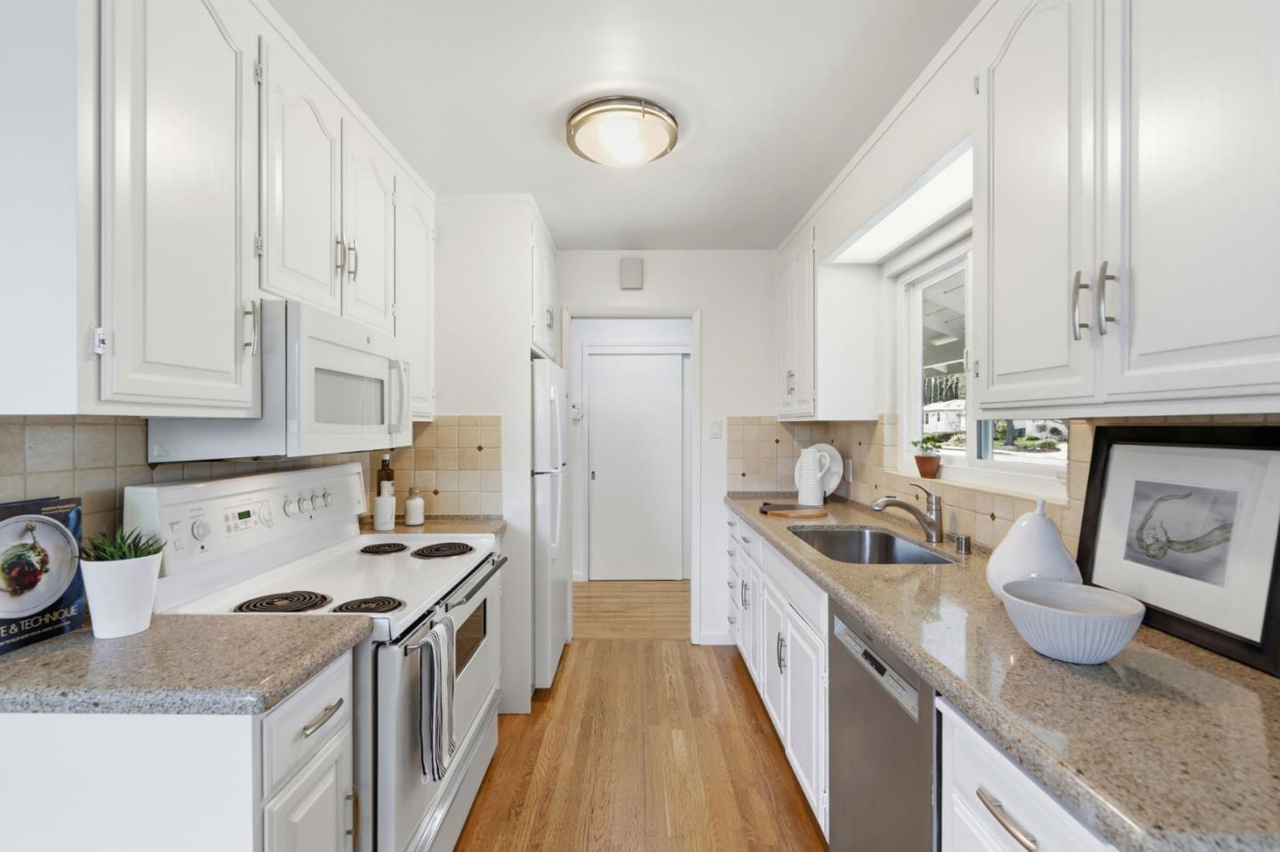 Detail Gallery Image 8 of 32 For 1717 Peartree Ln, Mountain View,  CA 94040 - 4 Beds | 2 Baths