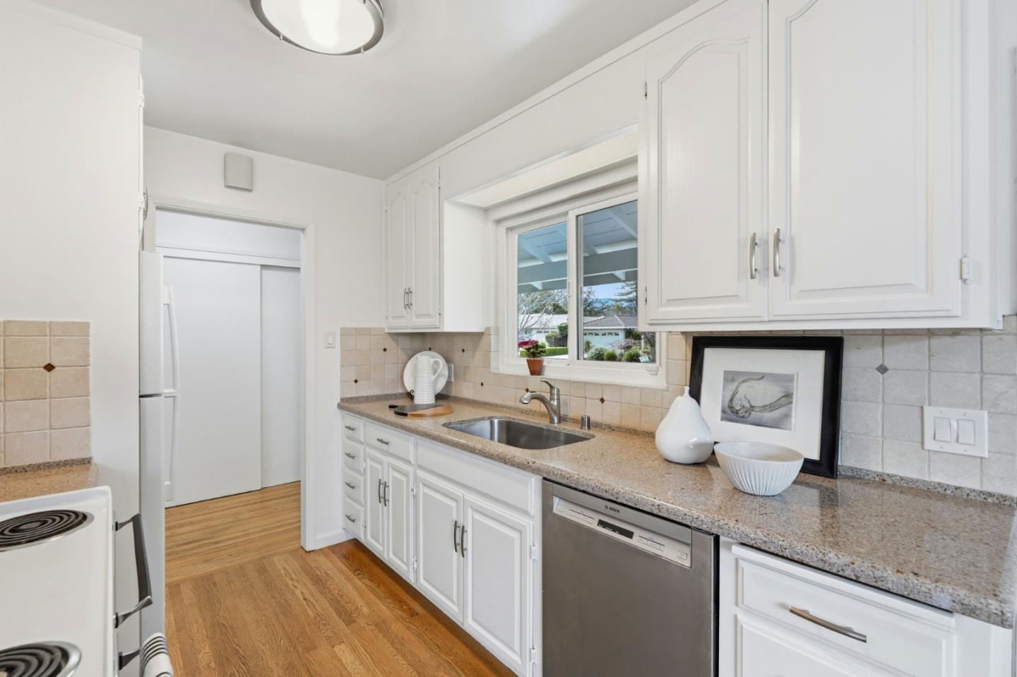 Detail Gallery Image 9 of 32 For 1717 Peartree Ln, Mountain View,  CA 94040 - 4 Beds | 2 Baths