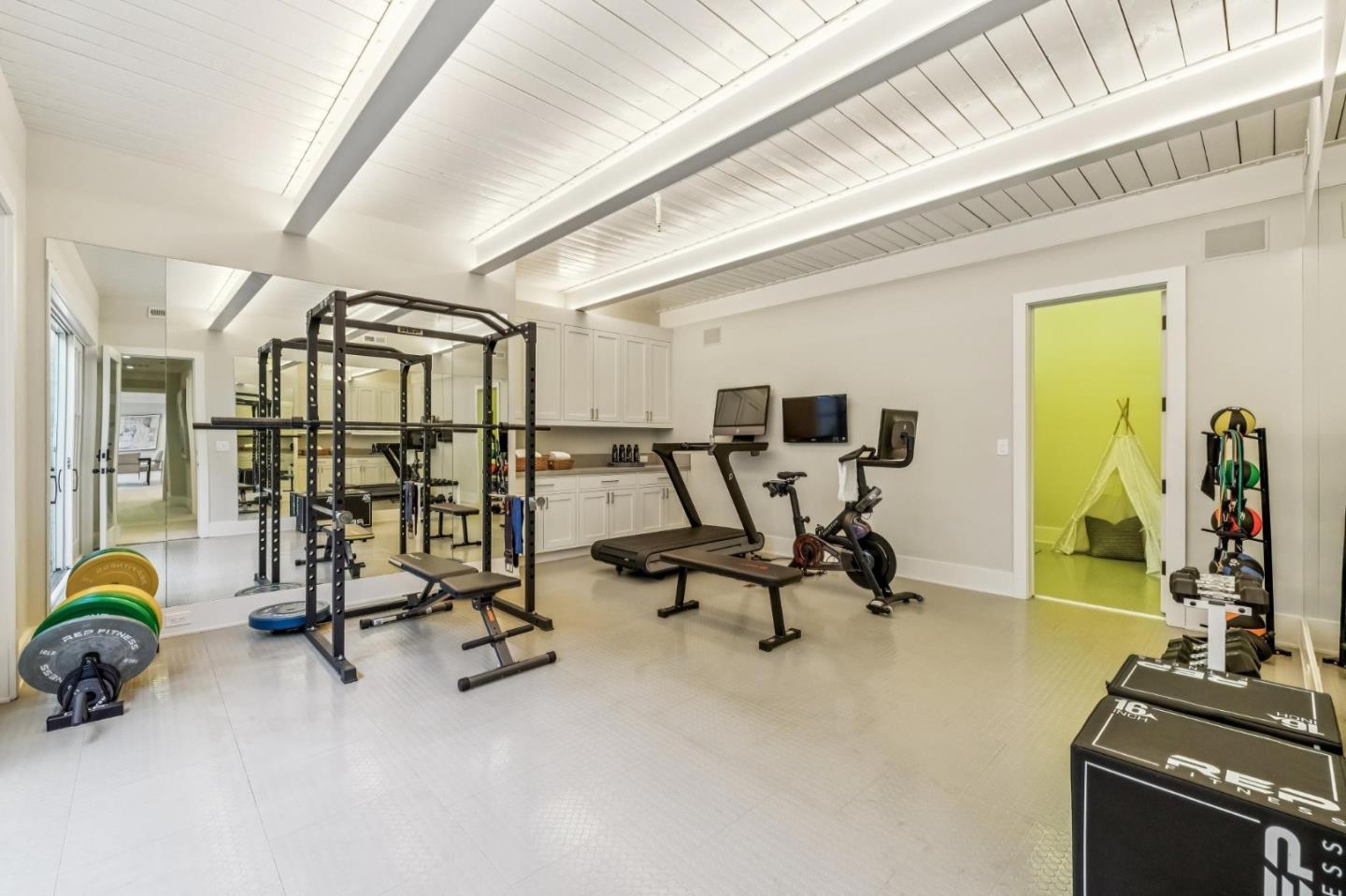 Detail Gallery Image 42 of 60 For 1806 Doris Dr, Menlo Park,  CA 94025 - 5 Beds | 5/2 Baths