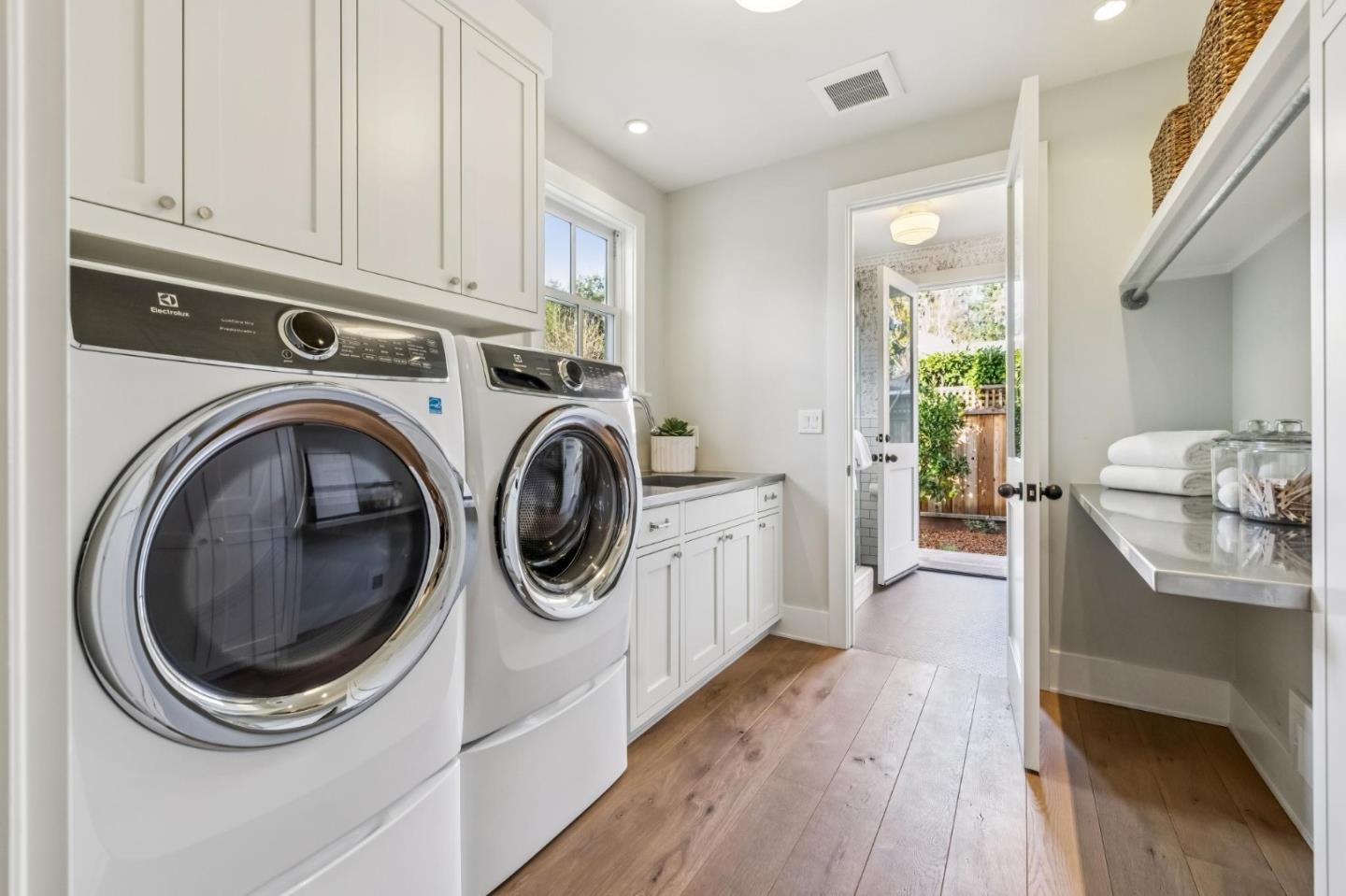 Detail Gallery Image 46 of 60 For 1806 Doris Dr, Menlo Park,  CA 94025 - 5 Beds | 5/2 Baths