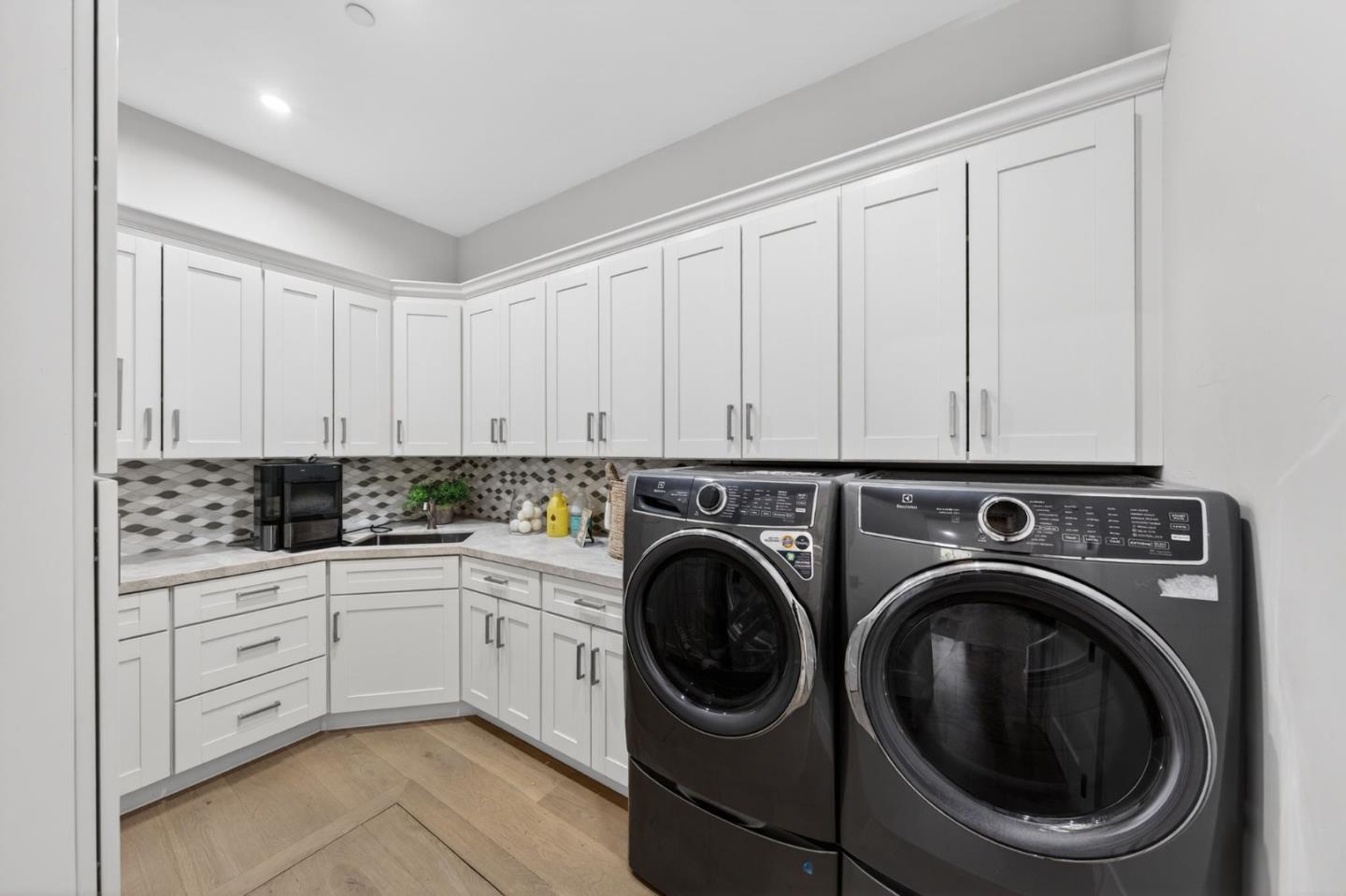 Detail Gallery Image 12 of 44 For 1743 Santa Barbara Dr, San Jose,  CA 95125 - 7 Beds | 5 Baths