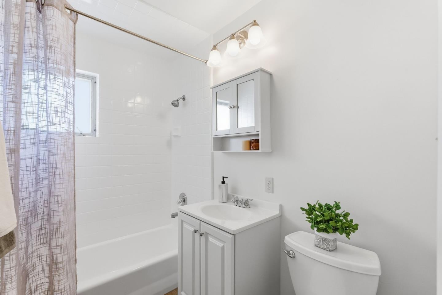 Detail Gallery Image 13 of 39 For 1795 Foxworthy Ave, San Jose,  CA 95124 - 6 Beds | 2/1 Baths