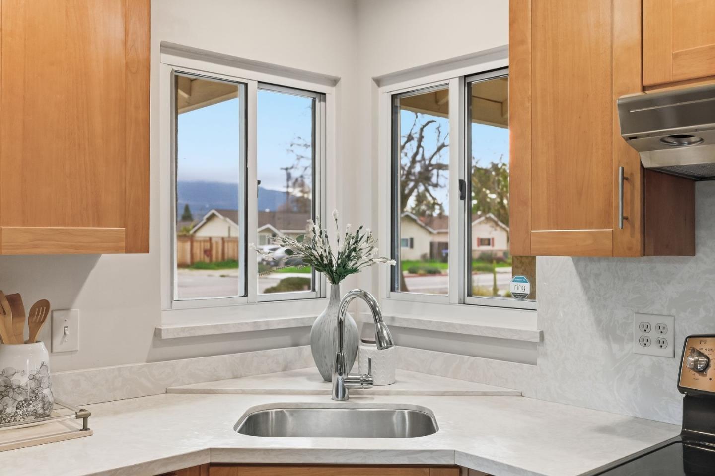 Detail Gallery Image 6 of 39 For 1795 Foxworthy Ave, San Jose,  CA 95124 - 6 Beds | 2/1 Baths