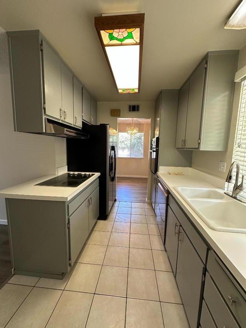 Detail Gallery Image 6 of 22 For 995 Henderson Ave, Sunnyvale,  CA 94086 - – Beds | – Baths