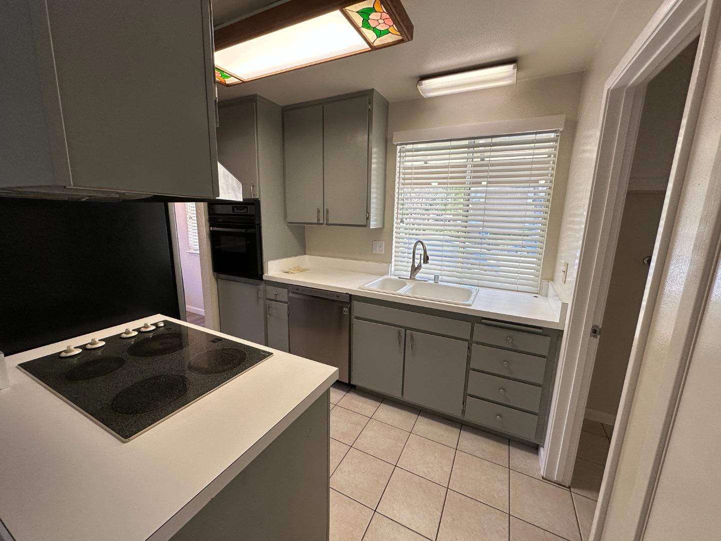 Detail Gallery Image 8 of 22 For 995 Henderson Ave, Sunnyvale,  CA 94086 - – Beds | – Baths