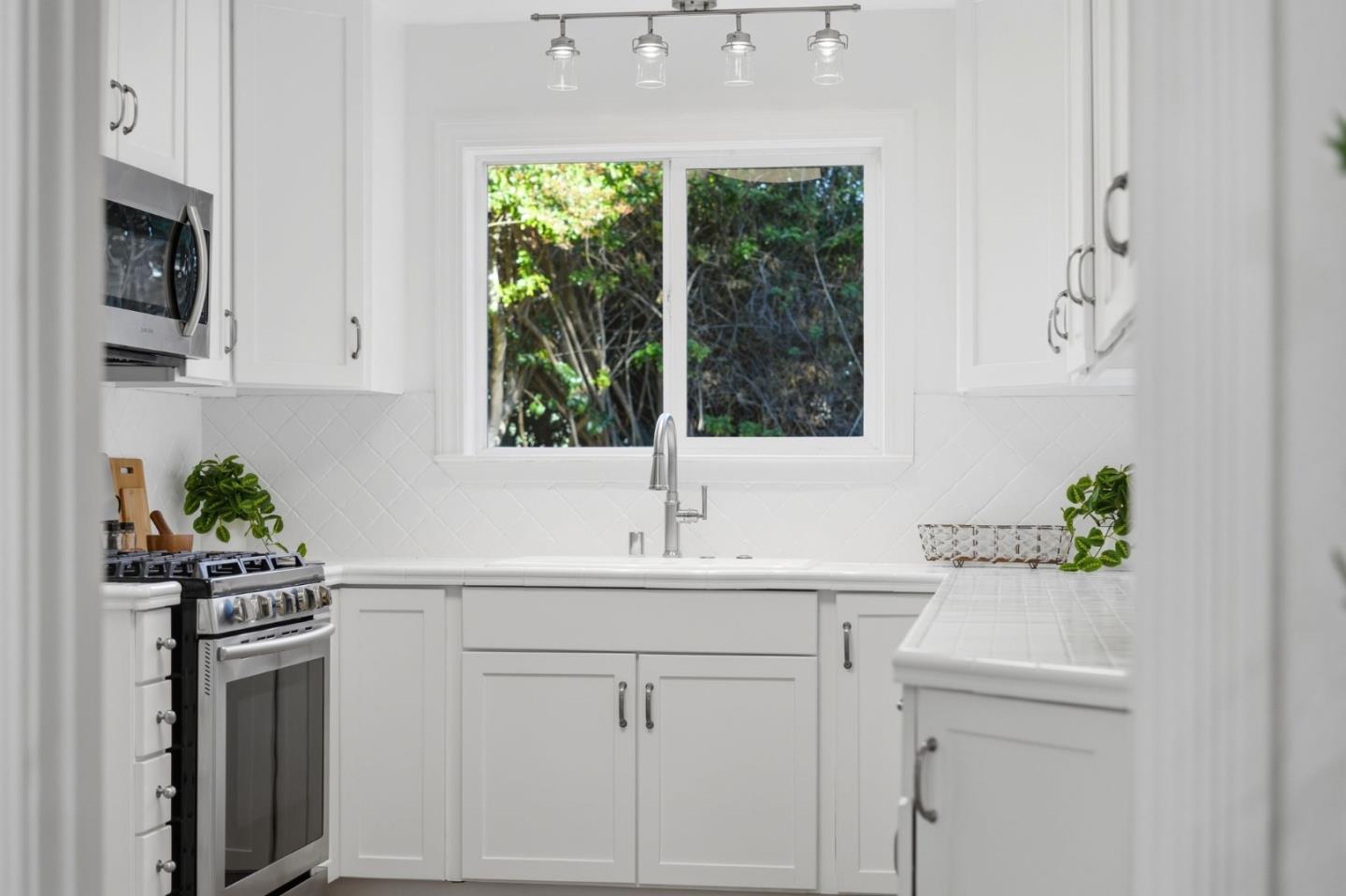 Detail Gallery Image 18 of 55 For 306 Schroeder St, Sunnyvale,  CA 94085 - 4 Beds | 2 Baths