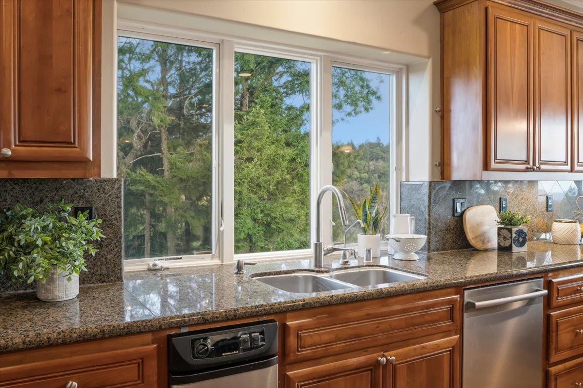 Detail Gallery Image 15 of 61 For 19975 Skyline Blvd, Los Gatos,  CA 95033 - 5 Beds | 3/2 Baths