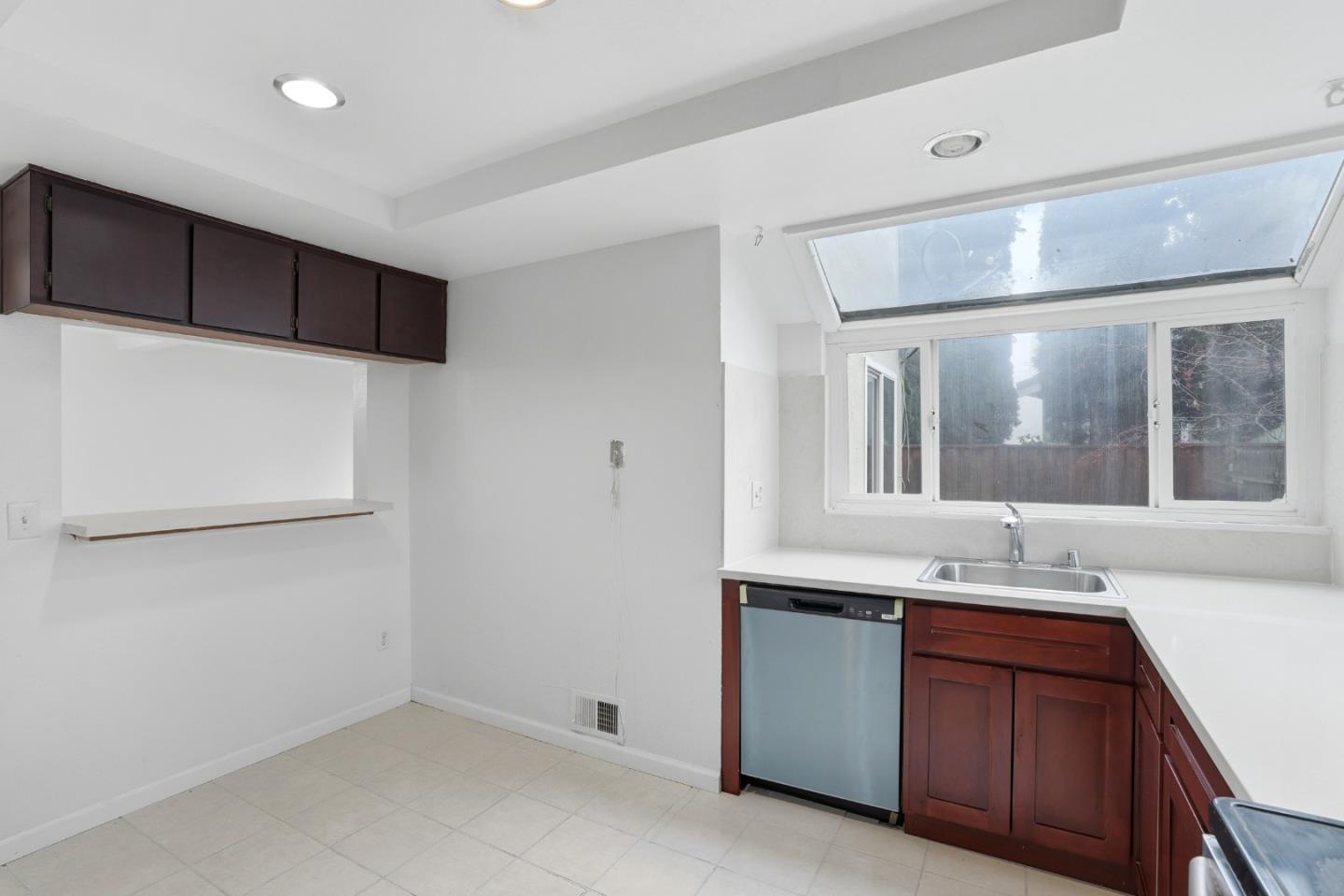 Detail Gallery Image 10 of 32 For 161 Edgewater Pl, Pittsburg,  CA 94565 - 4 Beds | 2 Baths