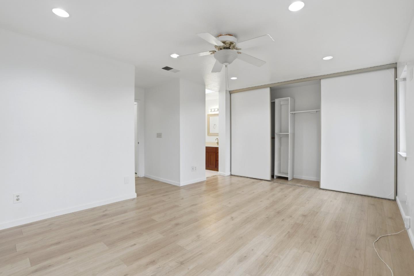 Detail Gallery Image 13 of 32 For 161 Edgewater Pl, Pittsburg,  CA 94565 - 4 Beds | 2 Baths