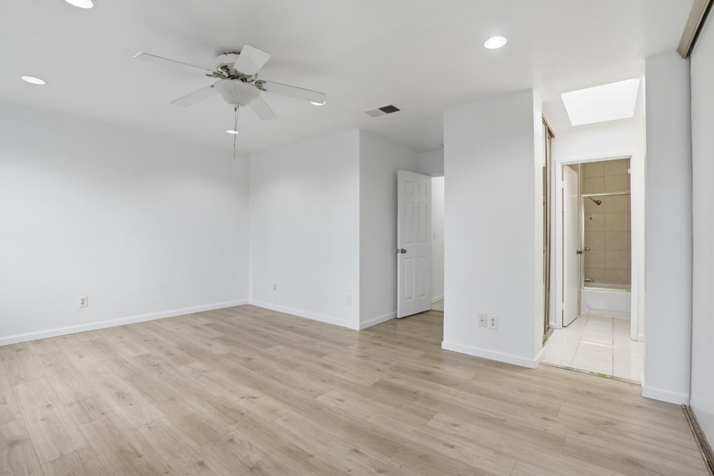 Detail Gallery Image 14 of 32 For 161 Edgewater Pl, Pittsburg,  CA 94565 - 4 Beds | 2 Baths