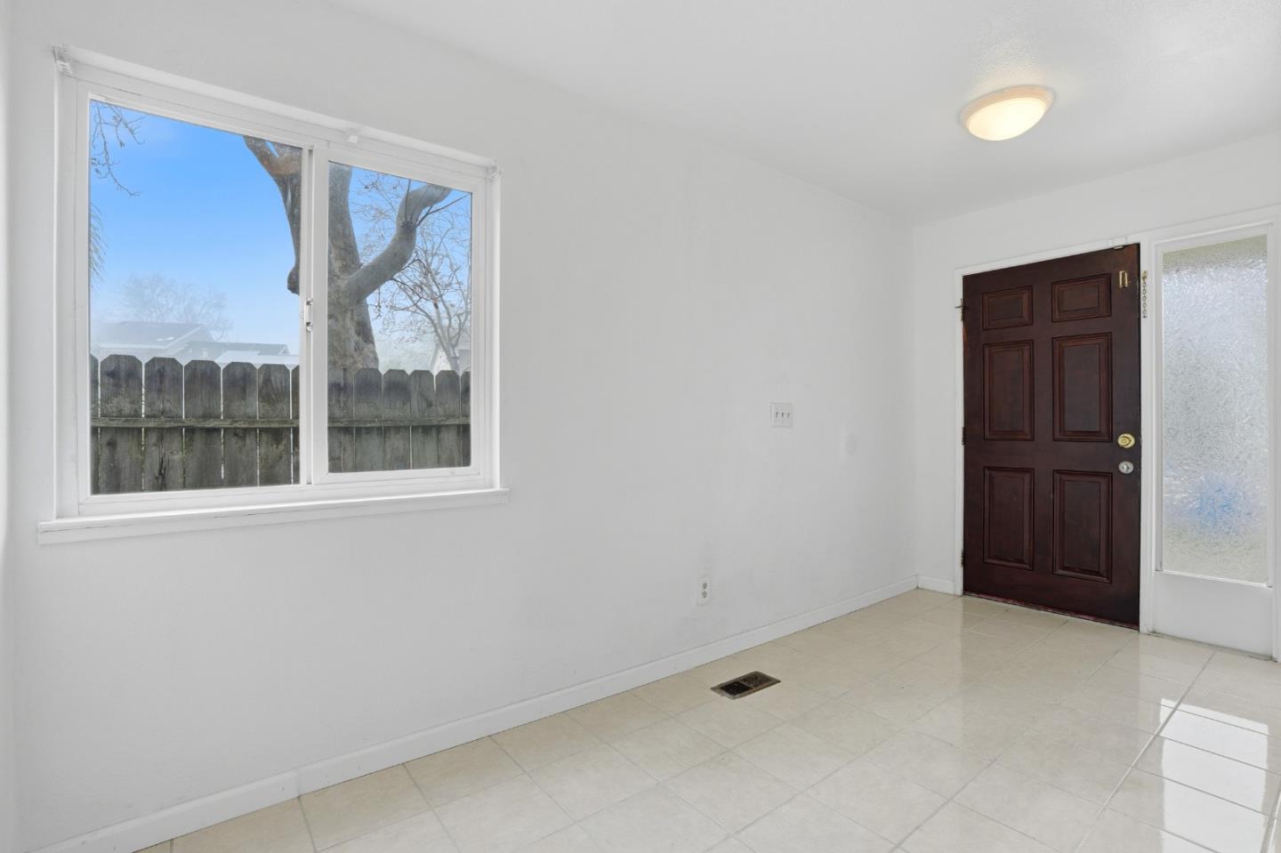 Detail Gallery Image 27 of 32 For 161 Edgewater Pl, Pittsburg,  CA 94565 - 4 Beds | 2 Baths