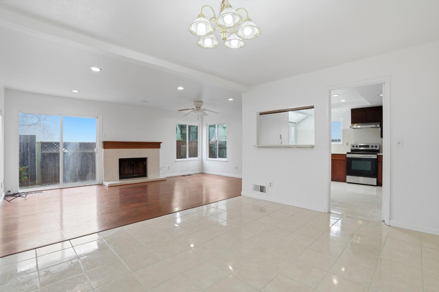 Detail Gallery Image 30 of 32 For 161 Edgewater Pl, Pittsburg,  CA 94565 - 4 Beds | 2 Baths