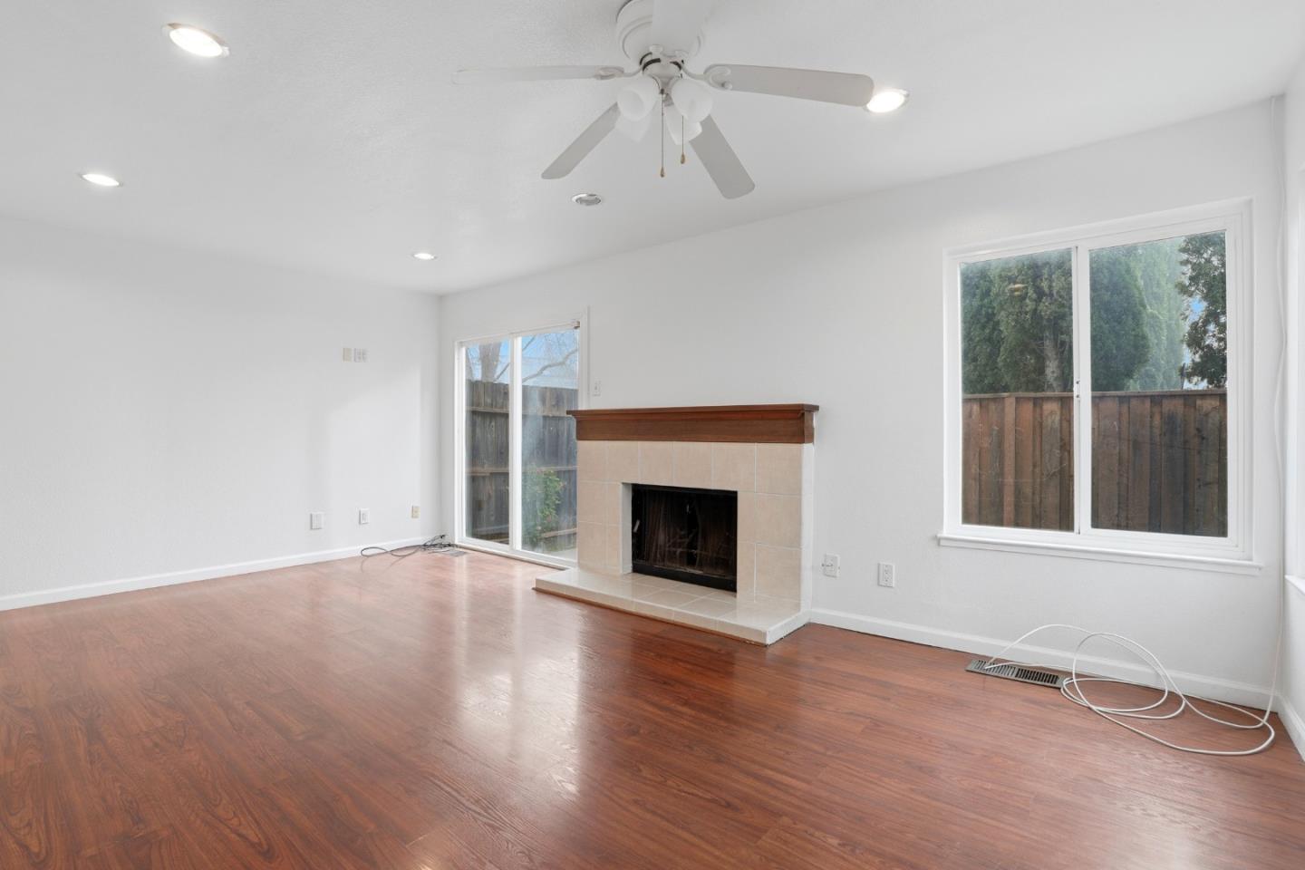 Detail Gallery Image 4 of 32 For 161 Edgewater Pl, Pittsburg,  CA 94565 - 4 Beds | 2 Baths