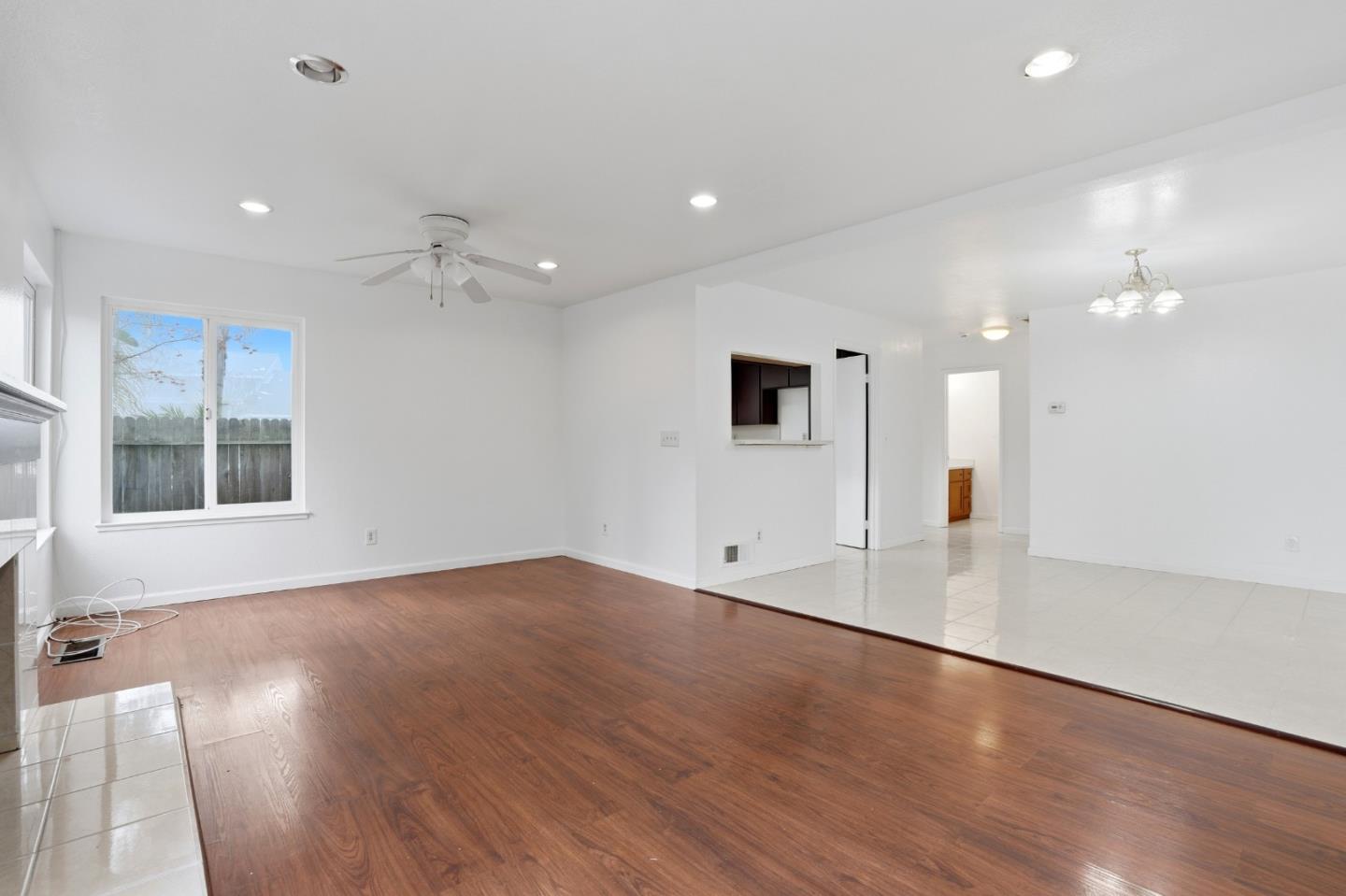 Detail Gallery Image 6 of 32 For 161 Edgewater Pl, Pittsburg,  CA 94565 - 4 Beds | 2 Baths