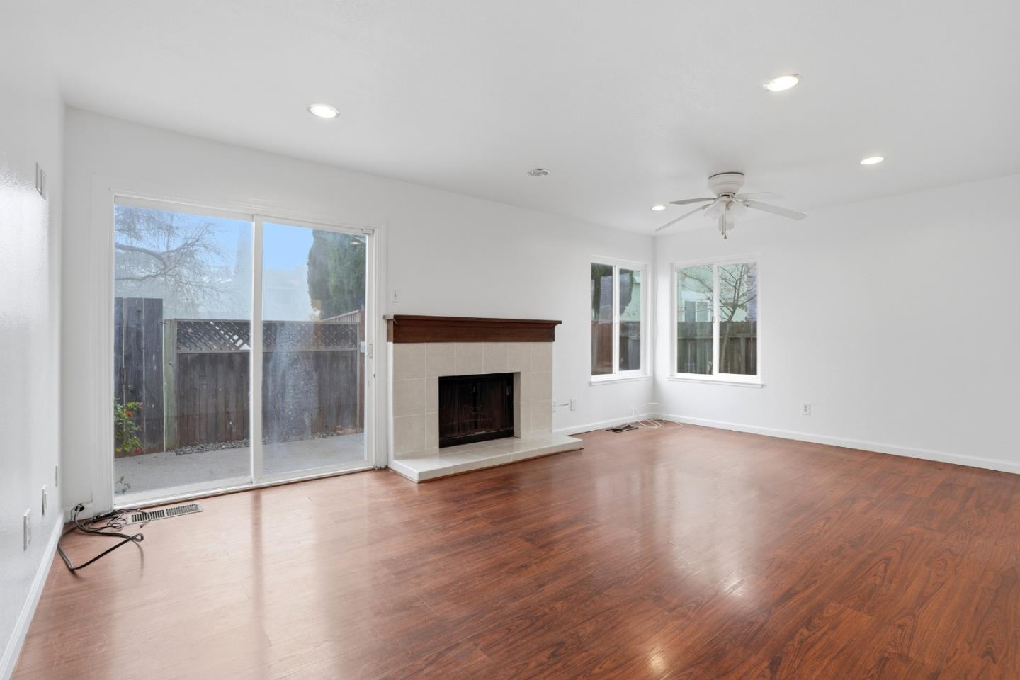 Detail Gallery Image 7 of 32 For 161 Edgewater Pl, Pittsburg,  CA 94565 - 4 Beds | 2 Baths