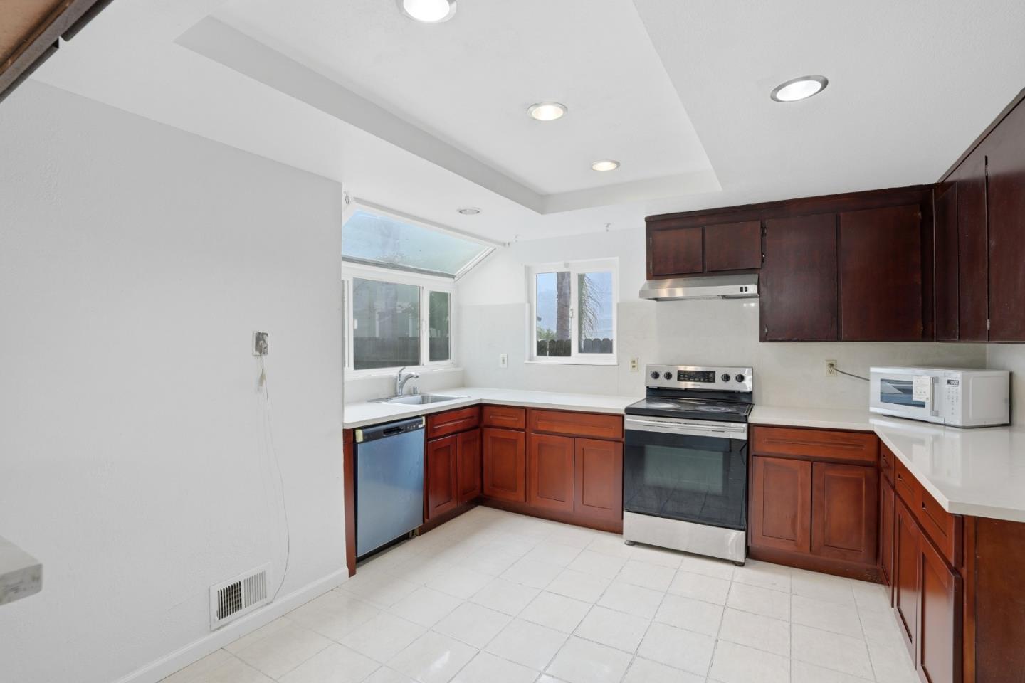 Detail Gallery Image 8 of 32 For 161 Edgewater Pl, Pittsburg,  CA 94565 - 4 Beds | 2 Baths