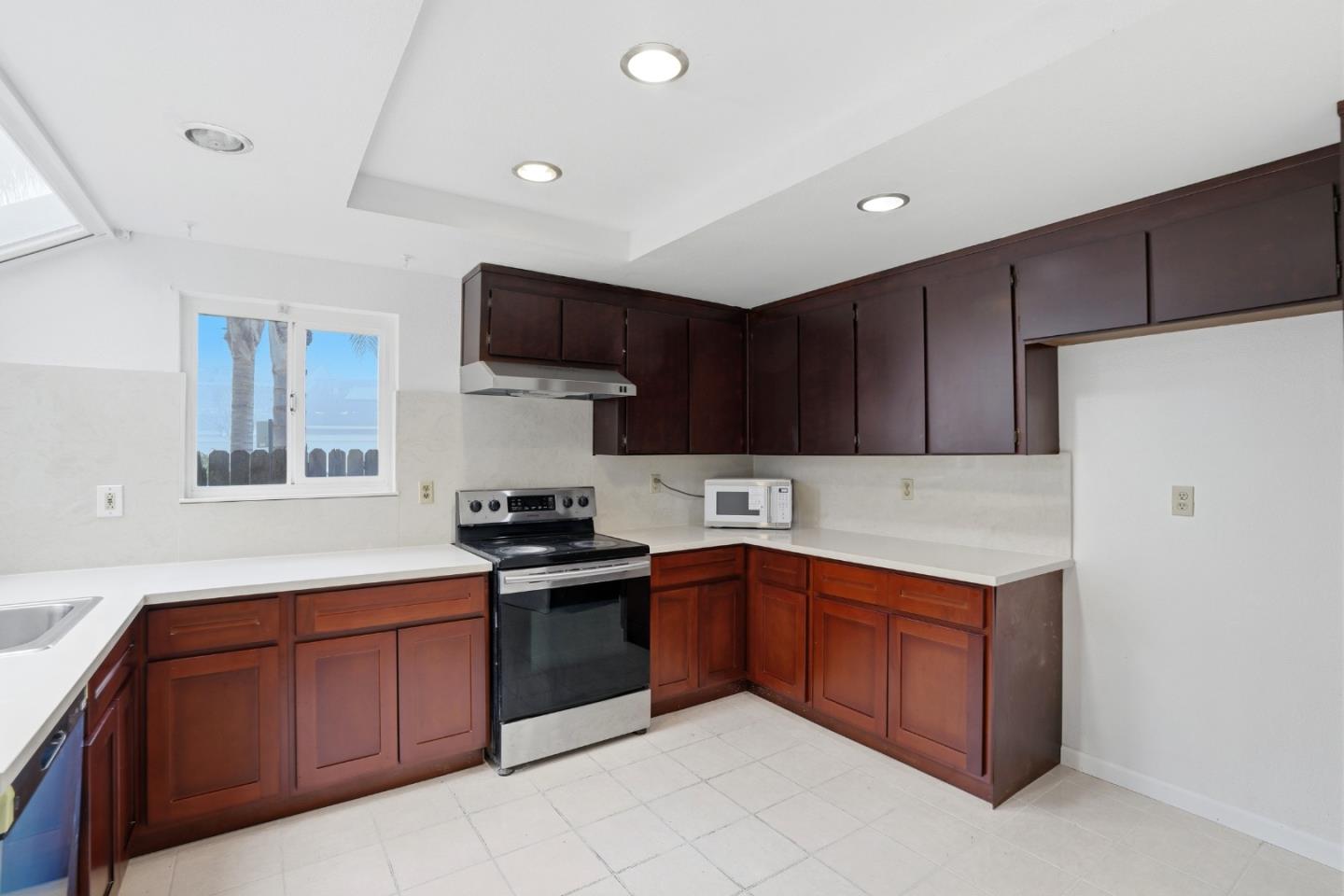 Detail Gallery Image 9 of 32 For 161 Edgewater Pl, Pittsburg,  CA 94565 - 4 Beds | 2 Baths