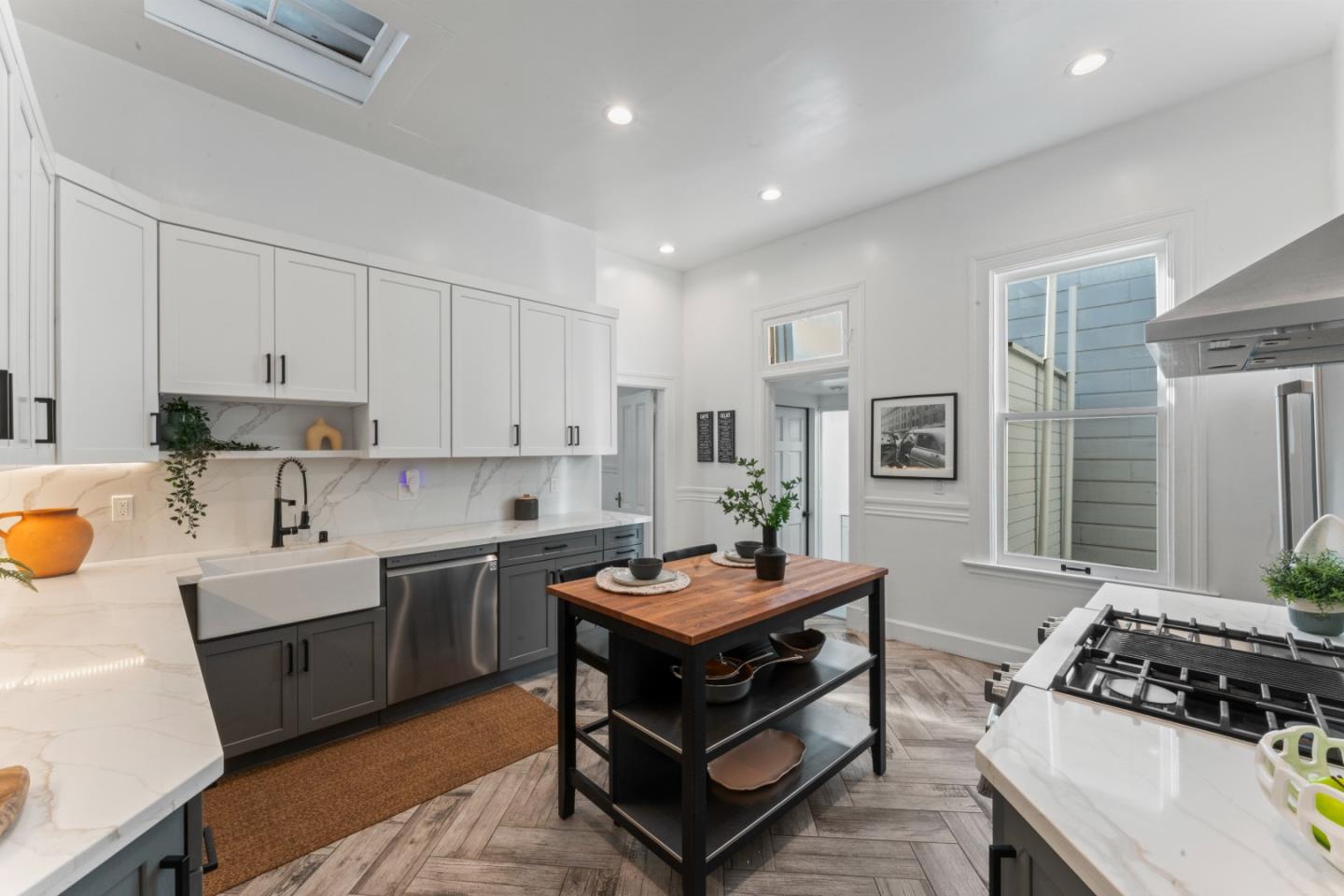 Detail Gallery Image 4 of 30 For 483 Oak St, San Francisco,  CA 94102 - 4 Beds | 2 Baths