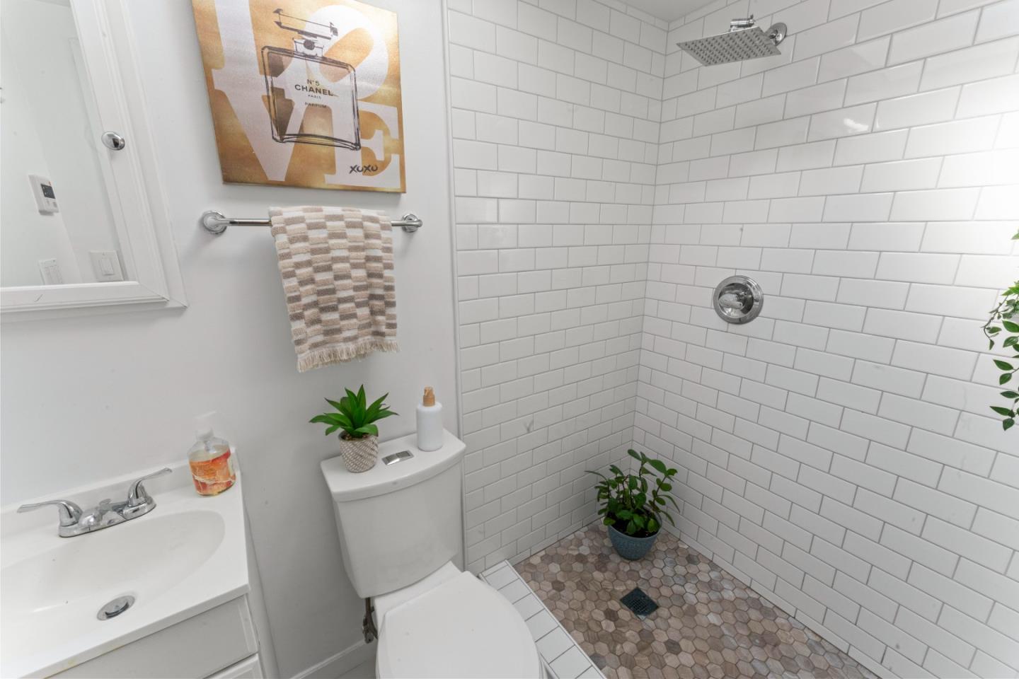 Detail Gallery Image 9 of 30 For 483 Oak St, San Francisco,  CA 94102 - 4 Beds | 2 Baths