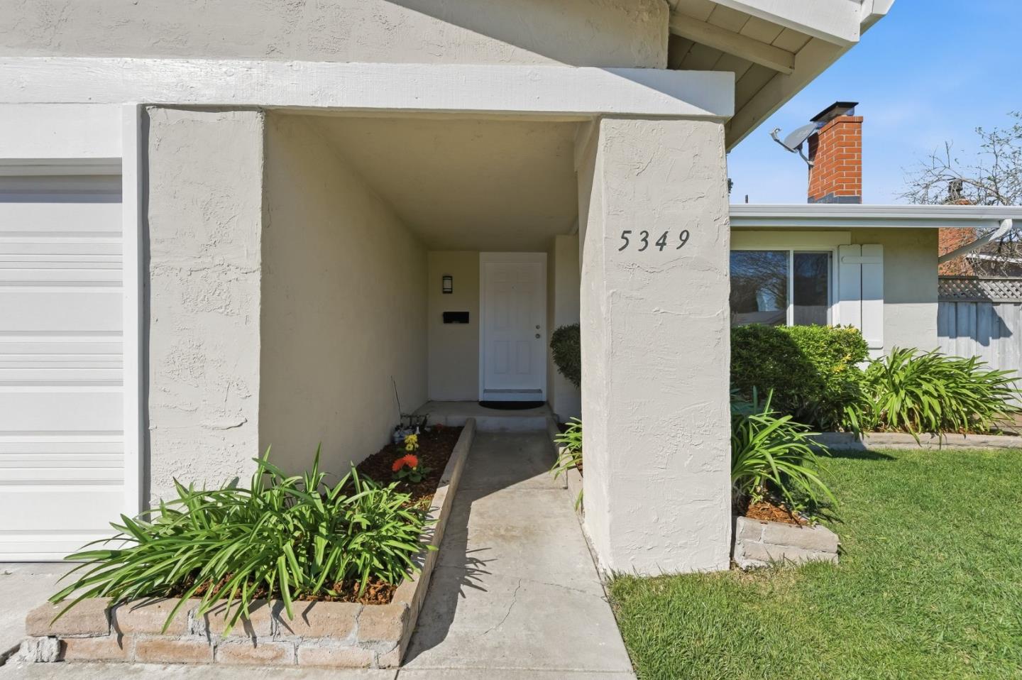 Detail Gallery Image 2 of 36 For 5349 Entrada Oleandros, San Jose,  CA 95123 - 3 Beds | 2 Baths