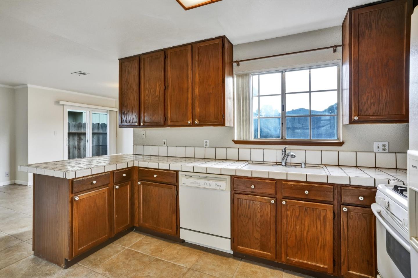 Detail Gallery Image 12 of 40 For 1419 Squire Ct, Hollister,  CA 95023 - 3 Beds | 2 Baths