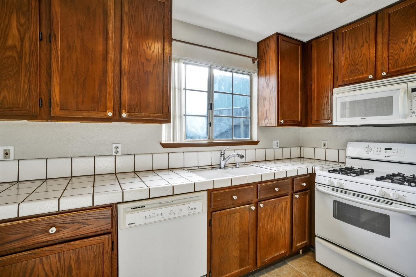 Detail Gallery Image 15 of 40 For 1419 Squire Ct, Hollister,  CA 95023 - 3 Beds | 2 Baths